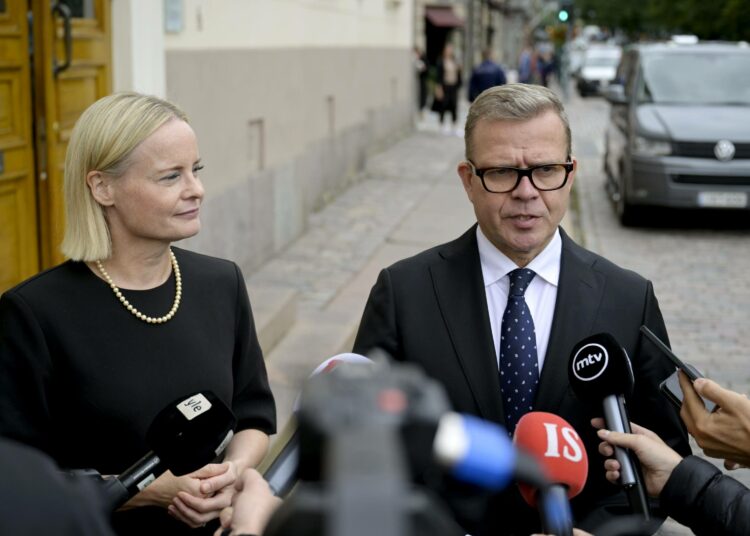 Riikka Purra ja Petteri Orpo vakuuttelivat yksimielisyyttään toimittajille tiistaina iltapäivällä.
