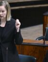 Hanna Sarkkinen puhumassa eduskunnan täysistunnossa.