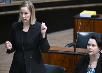 Hanna Sarkkinen puhumassa eduskunnan täysistunnossa.