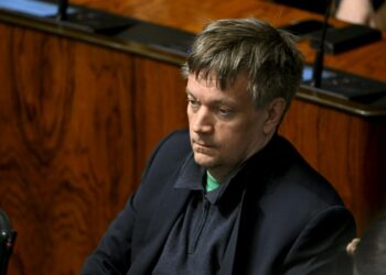 Perussuomalaisten ensimmäinen varapuheenjohtaja Teemu Keskisarja viettää työaikaansa kuntosalilla ja hautausmaakävelyillä.