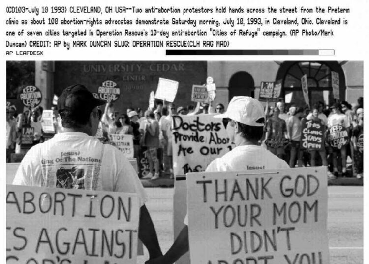 Amerikkalaisten konservatiivien aborttia vastustava liike on rantautunut Eurooppaan.