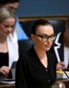 Minja Koskela piti vasemmistoliiton ryhmäpuheenvuoron. Taustalla vasemmalla valtiovarainministeri Riikka Purra (ps.).