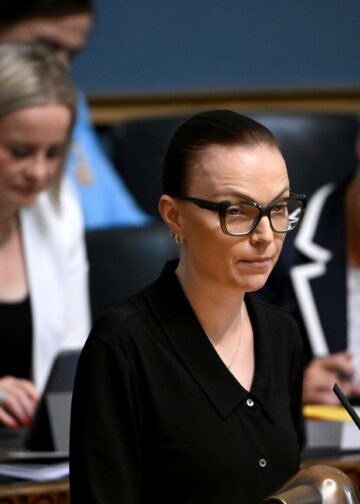 Minja Koskela piti vasemmistoliiton ryhmäpuheenvuoron. Taustalla vasemmalla valtiovarainministeri Riikka Purra (ps.).