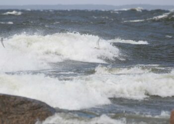 Kun ilmastonmuutos sulattaa jäätiköitä, suolainen merivesi laimenee eikä enää vajoa pohjaan Pohjois-Atlantilla, ja kiertoliike hyytyy. Kuvituskuva.