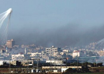 Tykistön ammukset räjätehlivät sunnuntaina Gazan kaupungissa.