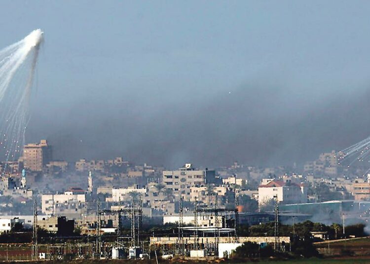 Tykistön ammukset räjätehlivät sunnuntaina Gazan kaupungissa.