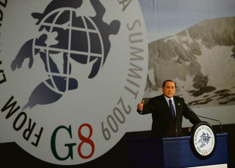 Rapakunnossa olevan Italian pääministeri Silvio Berlusconi on esiintynyt mahtipontiseen tyyliinsä G8-kokouksessa.