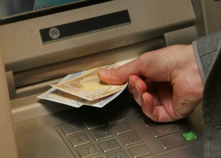 Osa ihmisistä haluaa ehkä nähdä veronpalautuksensakin käteisenä rahana, ennen kuin ne katoavat kaupan kassaan.