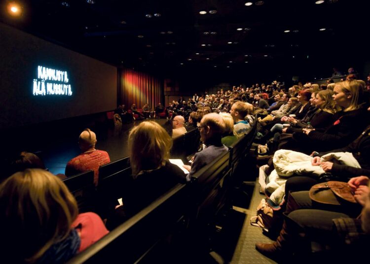 Suomalaisen elokuvan tila kiinnosti alan ihmisiä laajasti. DocPoint-festivaalien alkajaisiksi järjestetty Free Cinema -foorumi keräsi parisataa henkeä vetävän Ateneum-salin ääriään myöten täyteen.