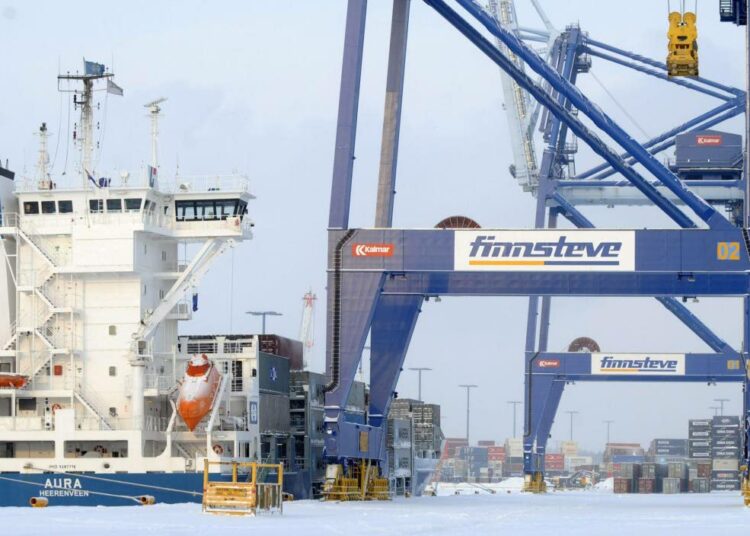 Ahtaajien muutosturvasta oli tarkoitus sopia viime sopimuskauden kuluessa. Kuva Vuosaaren satamasta tiistailta.