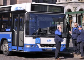 Helsingin Bussiliikenteen kuljettajia Rautatientorilla.