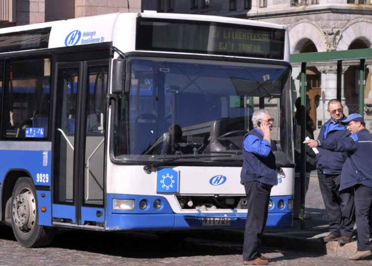 Helsingin Bussiliikenteen kuljettajia Rautatientorilla.