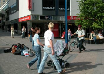 Nuori perhe Jyväskylän kävelykadulla.