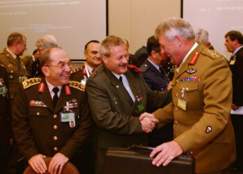 Kenraali Hilmi Özkök, Turkin demokratian pelastaja? Kuvassa vasemmalla  keskustelemassa varmaankin muista asioista Nato-kenraalien kanssa.