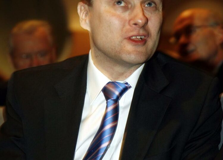 Teemu Lehtinen esitteli maanantaina, kuinka siirtää verotaakkaa varakkailta pienituloisille.