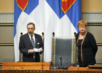 Eduskunnan puhemies Ben Zyskowicz pitää puhetta valtiopäivien avajaisjuhlallisuuksissa. Tasavallan presidentti Tarja Halonen seuraa tapahtumaa.