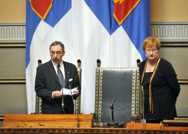 Eduskunnan puhemies Ben Zyskowicz pitää puhetta valtiopäivien avajaisjuhlallisuuksissa. Tasavallan presidentti Tarja Halonen seuraa tapahtumaa.