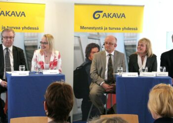 Sitoutumattomat naiset Minna Helle (toinen vas.) ja Salla Luomanmäki (toinen oik.) haastavat Akavan puheenjohtajakisassa kokoomuksen Sture Fjäderin, Heikki Kaupin ja Heikki Pälveen.