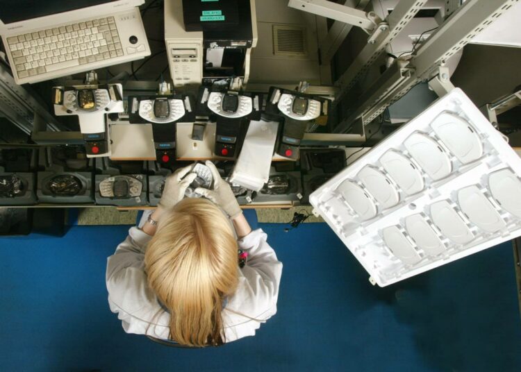 Nokia oli alkuvuoden suurin irtisanoja. Kuvassa testataan laitteita Nokian Salon matkapuhelintehtaalla.