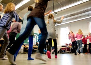 Kaisaniemen nelosluokkalaiset harjoittelevat oopperaesitystä.