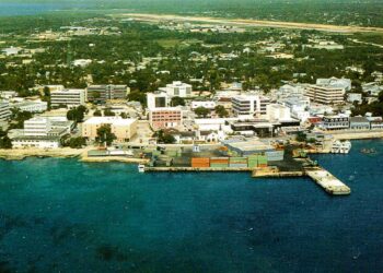 Caymansaaret ovat nykyisin yksi merkittävimmistä veroparatiiseista. Kuvassa pääkaupunki George Town.