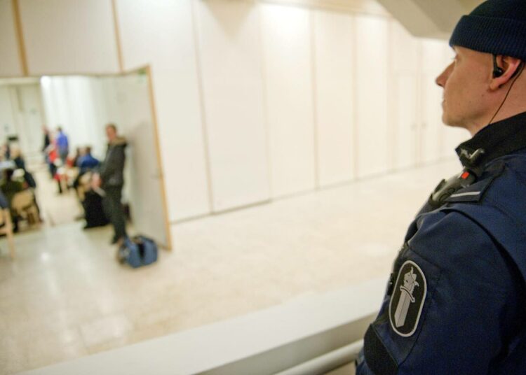 Poliisi vartioimassa luentosalin edustalla Jyväskylän kaupunginkirjastossa 31. tammikuuta.