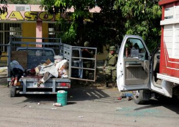 Armeijalla on tärkeä osa huumeidenvastaisessa sodassa. Kuvassa sotilaita joukkomurhan tapahtumapaikalla Apatzinganissa, Michoacanin osavaltiossa pari viikkoa sitten.