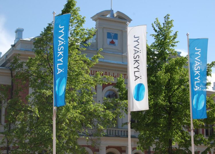 Jyväskylän kaupungintalossa kokoontuvat kaupunginhallitus ja -valtuusto joutuvat syksyn aikana vaikeiden ratkaisujen eteen estääkseen kaupungin joutumisen kriisikunnan asemaan.