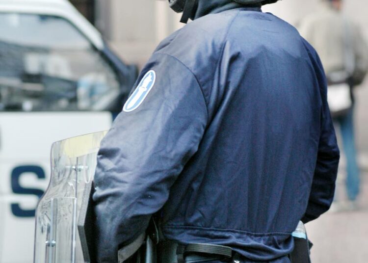 Työterveyslaitoksen tutkijan Tuula Leinon mukaan 44 prosenttia poliiseista kertoi kokeneensa fyysistä väkivaltaa vähintään kerran kuukaudessa.