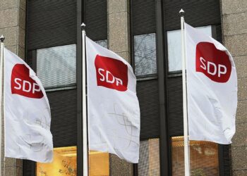 SDP:n liput liehuvat Helsingin Hakaniemessä.