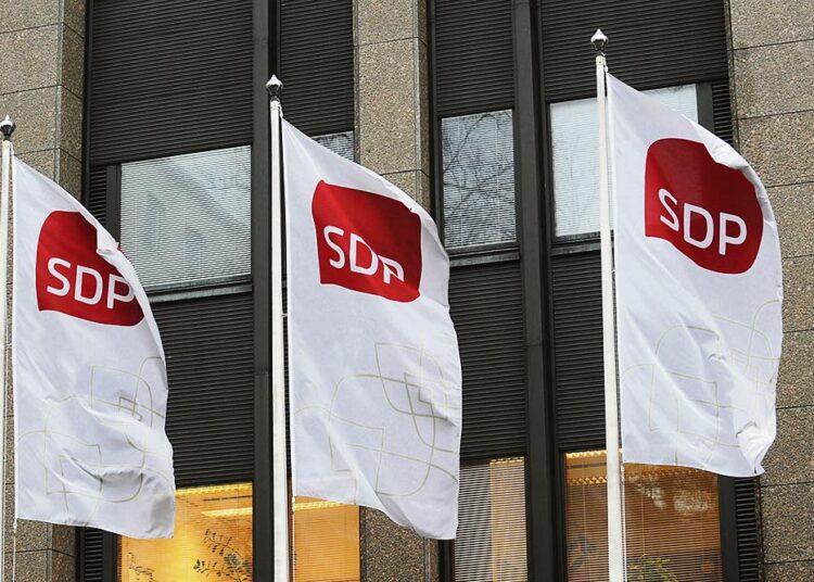SDP:n liput liehuvat Helsingin Hakaniemessä.