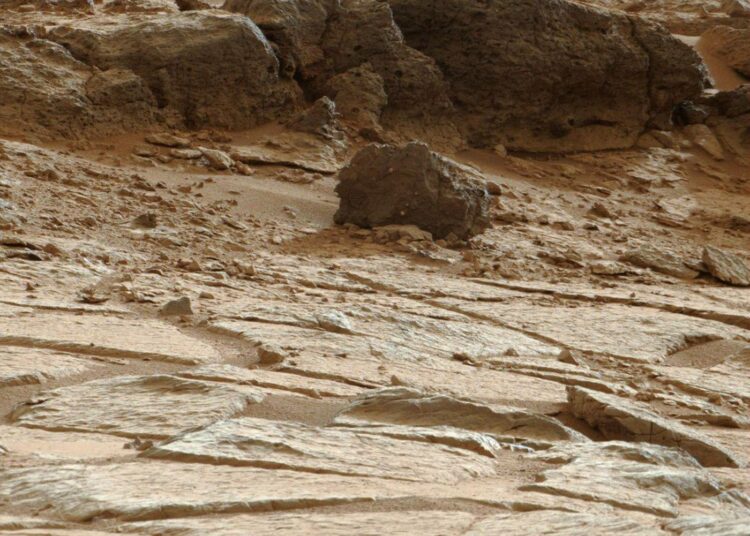 Curiosity-luotaimen kesäkuussa ottamaa kuvaa marsperästä.
