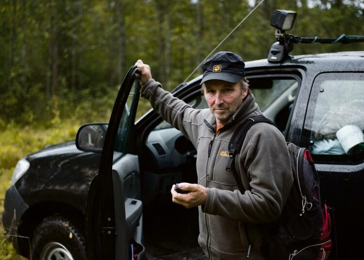 Tutkimusmestari Seppo Ronkainen on tehnyt susille ja karhuille satoja pannoituksia. Kokemuksen myötä ennakkoluulot suurpetoja kohtaan ovat hälvenneet.