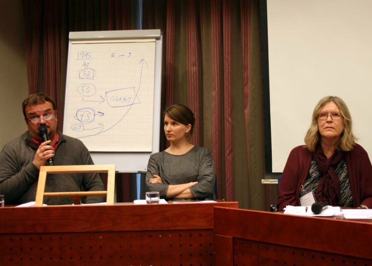 Kääntäjä Jukka-Pekka Pajunen, tutkija Kaisa Kaakinen ja SARV:n puheenjohtaja Elisabeth Nordgren keskustelemassa saksalaisesta nykykirjallisuudesta.