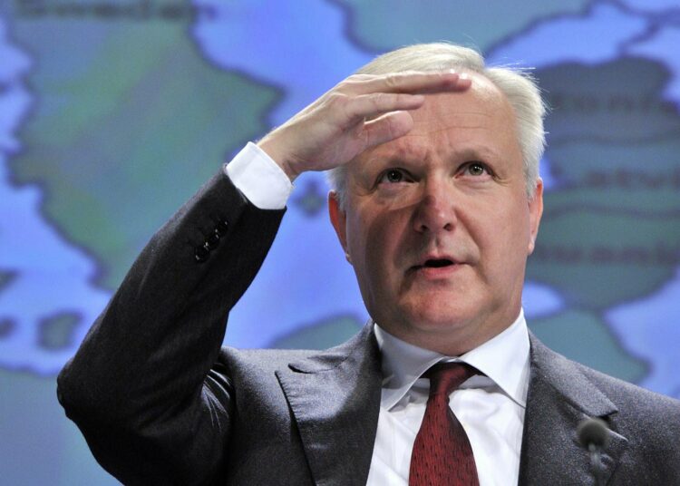 Komissaari Olli Rehn näkee valoa eurotalouden horisontissa.