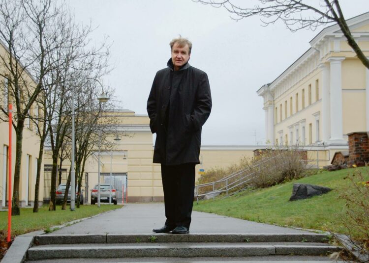 Julistamme vähemmän kuin muut pohjoismaat ja olemme käytännöllisempiä, kuvaa ihmisoikeussuurlähettiläs Rauno Merisaari Suomen ulkopoliittista toimintaa.