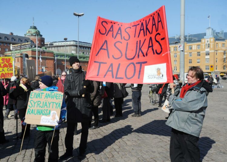 Asukastalojen puolustajat kokoontuivat Hakaniemen torilla ja veivät joukolla kannanottonsa Helsingin sosiaali- ja terveyslautakunnan kokoukseen huhtikuussa 2013.