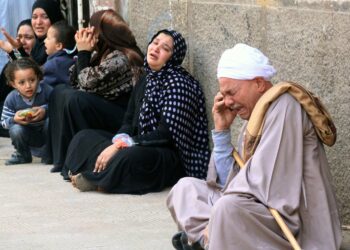 Egyptissä tuomittiin maanantaina 529 ihmistä kuolemaan. Kuvassa tuomittujen itkeviä omaisia.