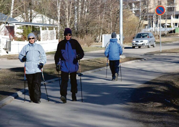Lain perusteluissa arkiliikunta sisällytetään liikunnan käsitteeseen. Kuvassa sauvakävelijöitä Helsingin Laajasalossa.
