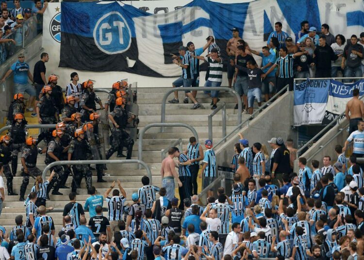 Brasilialaista jalkapallotunnelmaa on tulossa tuutin täydeltä kesä-heinäkuussa. Kuva Libertadores Cupin ottelusta Porto Alegren stadionilla.