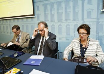 Kuntajakoselvittäjät arkkitehti Matti Vatilo (vas.), varatuomari Mikko Pukkinen ja valtiotieteiden tohtori Cay Sevón esittävät massiivista kuntaliitosta pääkaupunkiseudulle.
