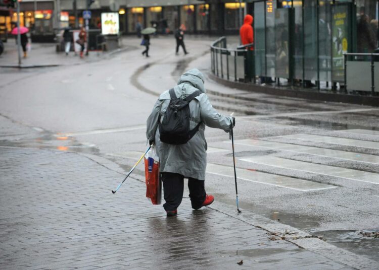 Vanhuksia ohjataan ensisijaisesti hankkimaan palveluja yksityiseltä sektorilta kotitalousvähennystä hyödyntäen sekä huolehtimaan asioistaan itse ja omaistensa avulla, kertoo Tampereen yliopistossa lokakuussa tarkastettava väitöstutkimus.