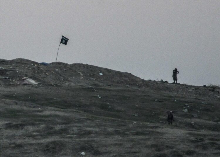 Isisin taistelijoita Syyrian Tilsehirissä lähellä Turkin rajaa.