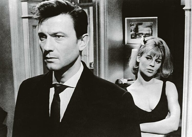 Kultaseni on kahdella Oscarilla palkittu elokuva nuoren neidon rakkaussuhteista 1960-luvun Lontoon seurapiireissä. Kuvassa Laurence Harvey ja Julie Christie.