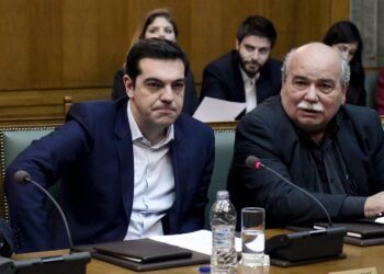 Pääministeri Alexis Tsipras (vas.) ja sisäministeri Nikos Vrutsis uuden hallituksen ensimmäisessä istunnossa keskiviikkona.