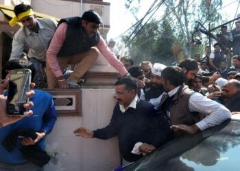 Aam Aadmi -puolueen johtaja Arvind Kejriwal vaalivoittoa juhlivien kannattajiensa joukossa tiistaina Delhissä.