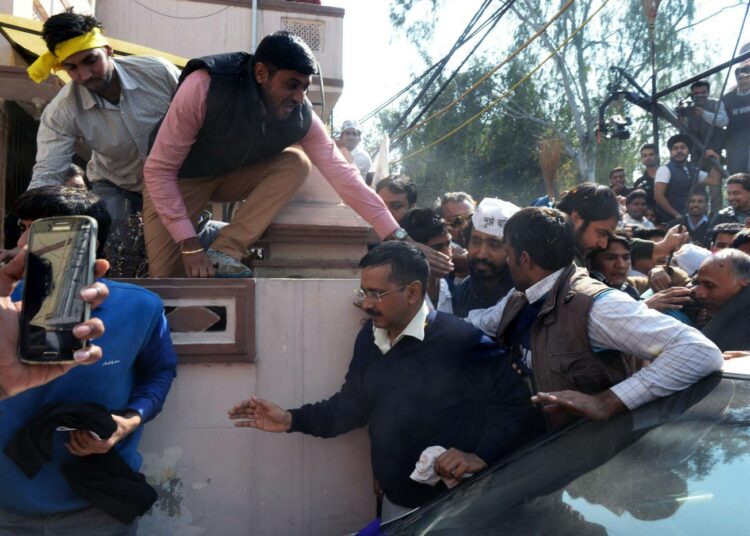Aam Aadmi -puolueen johtaja Arvind Kejriwal vaalivoittoa juhlivien kannattajiensa joukossa tiistaina Delhissä.