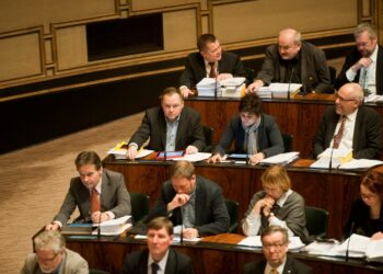 Vasemmistoliiton eduskuntaryhmä ei riemuitse hallituksen kompuroinnista, koska kunta- ja soteuudistuksen kaatumisen seurauksena alueiden välinen eriarvoistuminen jatkuu ja monen kansalaisen peruspalvelut vaarantuvat.