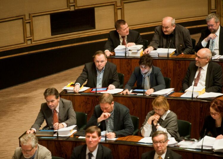 Vasemmistoliiton eduskuntaryhmä ei riemuitse hallituksen kompuroinnista, koska kunta- ja soteuudistuksen kaatumisen seurauksena alueiden välinen eriarvoistuminen jatkuu ja monen kansalaisen peruspalvelut vaarantuvat.