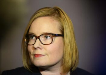 Sosiaali- ja terveysministeri Laura Räty (kok.) laittaisi lapset kouluun jo 5-vuotiaina.